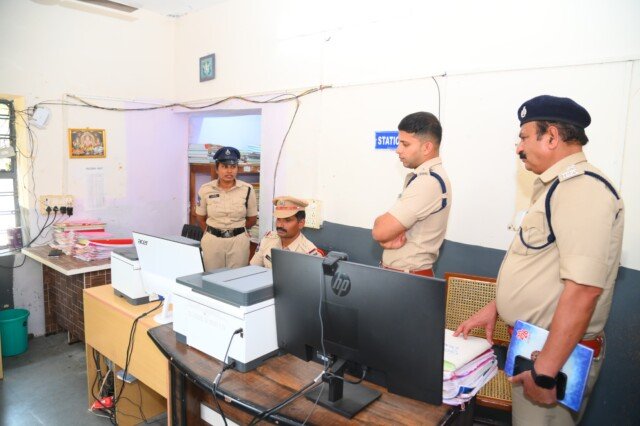 దేవరకొండ సీఐ కార్యాలయాన్ని ఆకస్మికంగా తనిఖీ చేసిన జిల్లా ఎస్పీ శరత్ చంద్ర పవార్