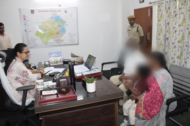 వికారాబాద్ జిల్లా పోలీస్ కార్యాలయంలో ప్రజావాణి నిర్వహణ.. ప్రజల నుంచి నేరుగా ఫిర్యాదులు స్వీకరించిన ఎస్పీ స్నేహ మెహ్రా