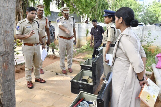 సంగారెడ్డి మహిళా పోలీస్ స్టేషన్, సీసీఎస్‌ను ఆకస్మికంగా తనిఖీ చేసిన జిల్లా ఎస్పీ పరితోష్ పంకజ్