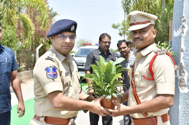 వార్షిక తనిఖీల్లో భాగంగా ఇంద్రకరణ్ పోలీస్ స్టేషన్‌ను పరిశీలించిన జిల్లా ఎస్పీ పరితోష్ పంకజ్