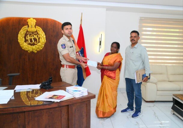 అనారోగ్యంతో మృతి చెందిన ఏఎస్ఐ కుటుంబానికి ‘చేయూత’ కింద రూ.2 లక్షల ఆర్థిక సాయం అందజేసిన జిల్లా ఎస్పీ