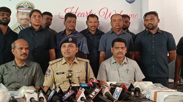 విద్యార్థుల భద్రతే ధ్యేయం: సంతోష్ నగర్‌లో పాఠశాల బస్సులు, ఆటోలపై ప్రత్యేక డ్రంక్ అండ్ డ్రైవ్ తనిఖీలు