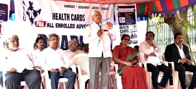 న్యాయవాదుల సంక్షేమానికి రూ.500 కోట్లు కేటాయించాలి: ఐలు భారీ ధర్నా