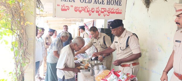 మానవతా సేవలో జిల్లా పోలీసు శాఖ.. వృద్ధాశ్రమాన్ని సందర్శించిన ఎస్పీ మహేష్ బి. గితే