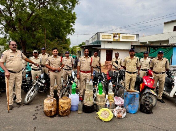 మహబూబాబాద్ జిల్లాలో కమ్యూనిటీ కాంటాక్ట్ ప్రోగ్రాంలు.. గుడుంబా, నకిలీ విత్తనాల స్వాధీనం