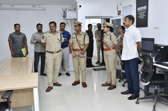 సంగారెడ్డి జిల్లా పోలీసు కార్యాలయాన్ని సందర్శించిన డీఐజీ ఎల్‌.ఎస్‌. చౌహాన్