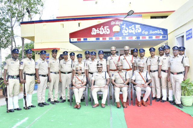 వార్షిక తనిఖీల్లో భాగంగా సంగారెడ్డి జిల్లా పోలీస్ స్టేషన్లను సందర్శించిన డీఐజీ ఎల్.ఎస్. చౌహాన్