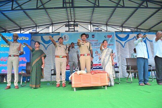 మాదకద్రవ్యాలకు నో… లక్ష్యాలకు యెస్: విద్యార్థులతో కలిసి గంజాయి వ్యతిరేక ప్రతిజ్ఞ చేసిన జిల్లా ఎస్పీ డా. శబరీష్
