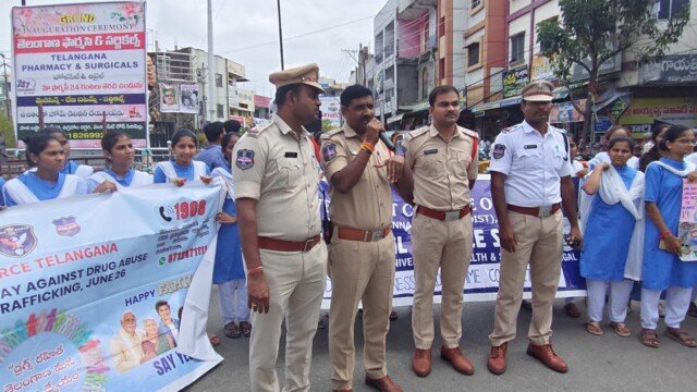 మాదకద్రవ్యాల నిర్మూలనలో విద్యార్థులు భాగస్వామ్యం కావాలి: సిరిసిల్ల టౌన్ ఇన్స్పెక్టర్ శ్రీనివాస్