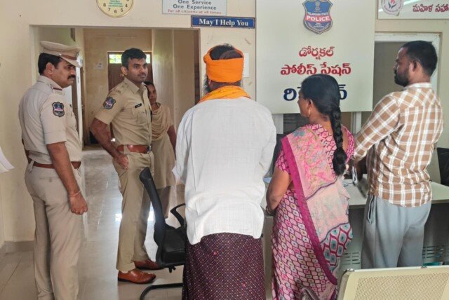 డోర్నకల్ పోలీస్ స్టేషన్‌ను ఆకస్మికంగా తనిఖీ చేసిన మహబూబాబాద్ ఎస్పీ డా. శబరీష్.. బాధ్యతాయుత పోలీసింగ్‌పై దిశానిర్దేశం