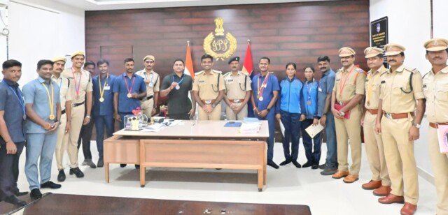 జోనల్ పోలీస్ డ్యూటీ మీట్–2026లో మహబూబాబాద్ జిల్లా పోలీసుల ప్రతిభ.. 16 పతకాలతో సత్తా చాటిన అధికారులు, సిబ్బంది