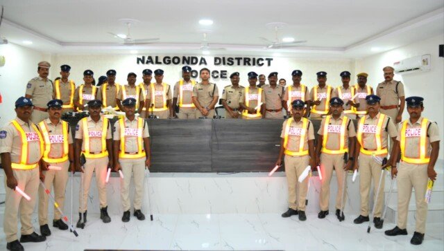 జిల్లాలో నైట్ బీట్ వ్యవస్థకు మరింత బలోపేతం.. పోలీసులకు ఆధునిక భద్రతా సామగ్రి పంపిణీ