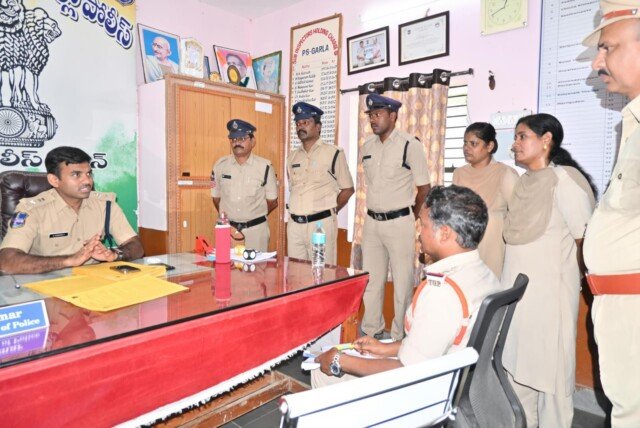 మహబూబాబాద్‌లో అక్రమ వడ్డీ వ్యాపారులు, లైసెన్స్ లేని చిట్టీల నిర్వాహకులపై పోలీసుల ప్రత్యేక దాడులు.. 10 కేసులు నమోదు