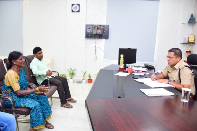 బాధితుల సమస్యల పరిష్కారమే లక్ష్యం – గ్రీవెన్స్ డేలో 17 ఫిర్యాదుల స్వీకరణ: జిల్లా ఎస్పీ మహేష్ బి. గితే