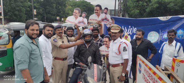 “ఎరైవ్ అలైవ్” ప్రచారంలో భాగంగా ఎన్టీఆర్ జంక్షన్ వద్ద 200 ఐఎస్‌ఐ హెల్మెట్లు పంపిణీ చేసిన హైదరాబాద్ ట్రాఫిక్ పోలీసులు