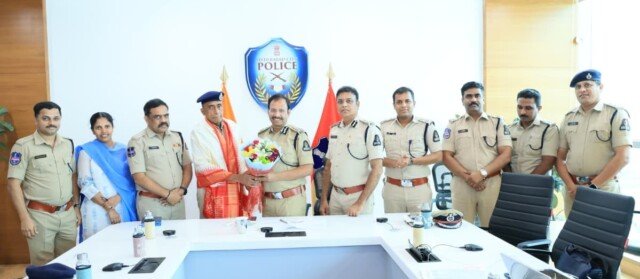 హైదరాబాద్ పోలీస్ అధికారులకు రెండు ప్రతిష్ఠాత్మక సేవా పతకాలు