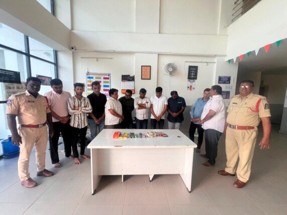 గోషామహల్‌లో జూదం, హుక్కా దందాపై పోలీసుల మెరుపు దాడి.. 10 మంది అరెస్ట్