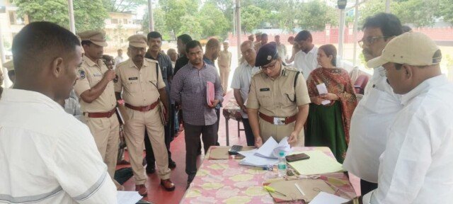ప్రజావాణిలో ప్రజల ఫిర్యాదులను స్వీకరించిన జిల్లా ఎస్పీ డి. జానకి, ఐపీఎస్