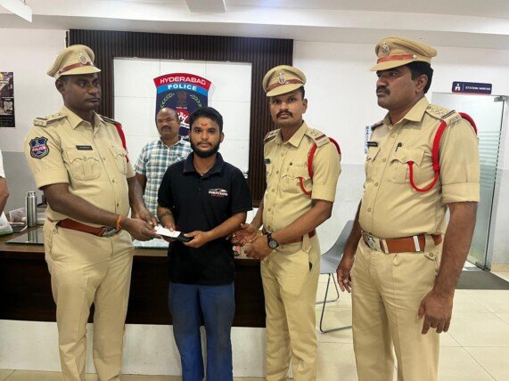 పోగొట్టుకున్న 34 మొబైల్ ఫోన్లు రికవరీ.. బాధితులకు అందజేసిన మైలార్‌దేవ్‌పల్లి పోలీసులు