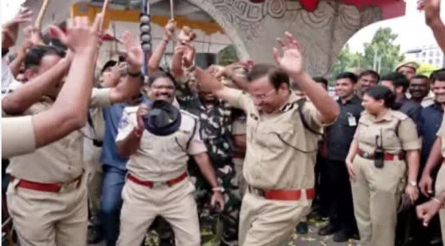 గణేశ్ నిమజ్జనోత్సవాల విజయంతో పోలీసుల సంబరాలు.. సీపీ సజ్జనార్‌తో కలిసి పోలీసుల తీన్‌మార్ డాన్స్