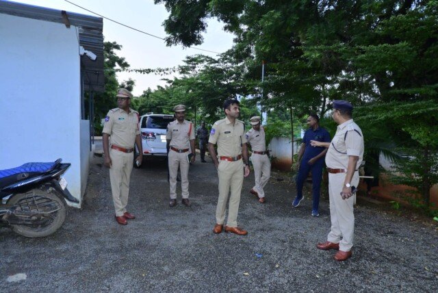 విధి నిర్వహణలో అప్రమత్తతతో పాటు వ్యక్తిగత భద్రత ముఖ్యం: తొర్రూర్ పీఎస్‌ను ఆకస్మికంగా తనిఖీ చేసిన జిల్లా ఎస్పీ డా. శబరీష్, ఐపీఎస్