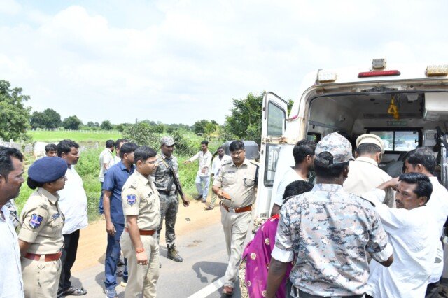 రోడ్డు ప్రమాదంలో గాయపడిన వారికి ఎస్పీ తక్షణ సహాయం