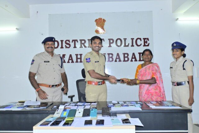 మహబూబాబాద్ జిల్లాలో 2,027 మొబైల్ ఫోన్ల రికవరీ.. బాధితులకు 77 ఫోన్లు అందజేసిన ఎస్పీ