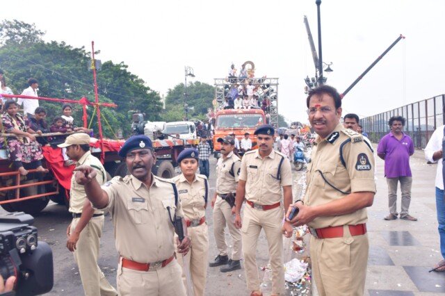 ఖైరతాబాద్ బడా గణేశుడి వద్ద బందోబస్తు ఏర్పాట్లను పరిశీలించిన సీపీ సజ్జనార్