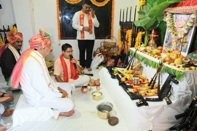 దుర్గాష్టమి సందర్భంగా ఆయుధ, వాహన పూజలు నిర్వహించిన సీపీ సజ్జనర్